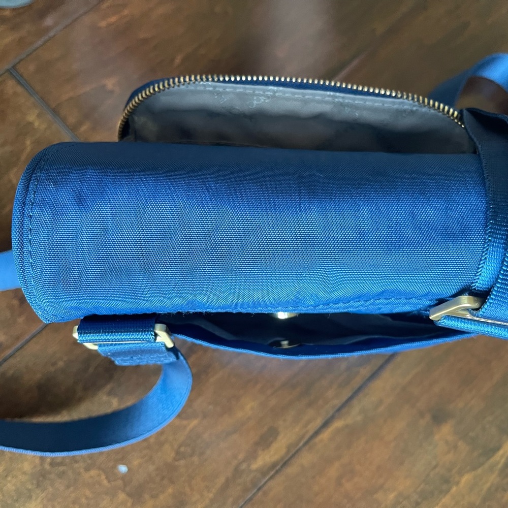 Baggallini crossbody blue color. Pockets with zippers and secure turn latch. - Picture 6 of 12